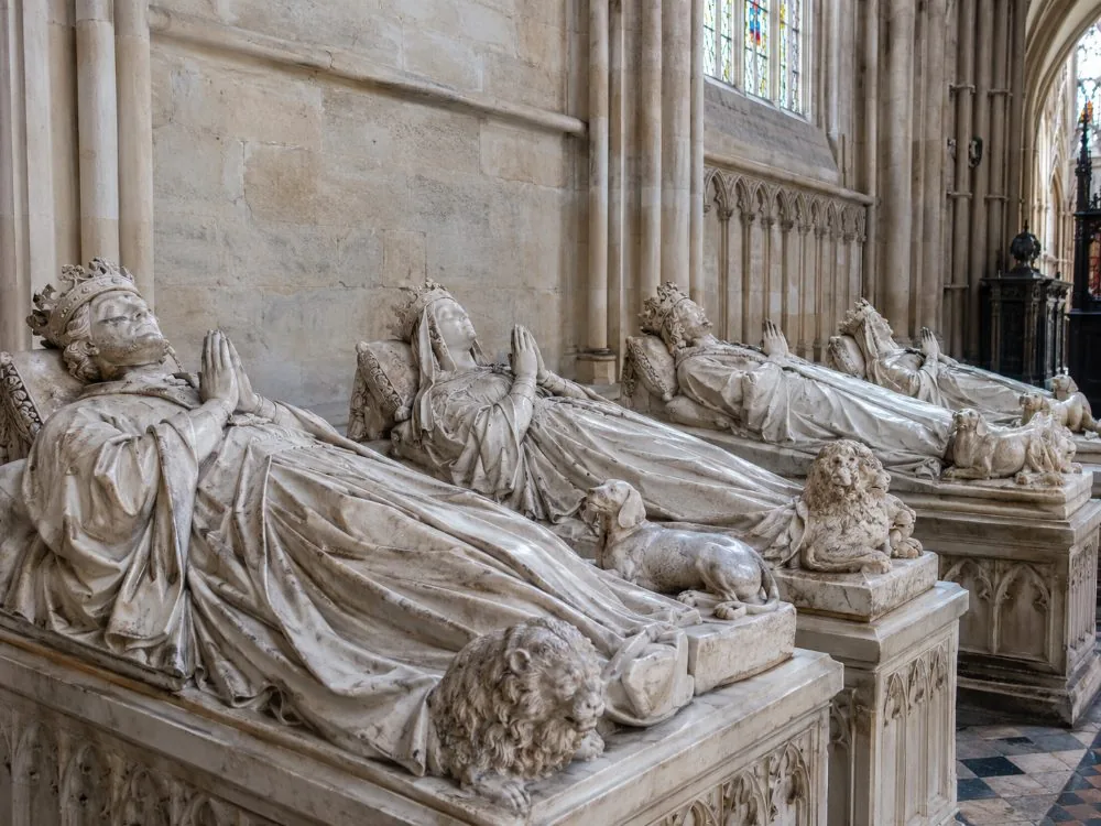 Steinerne Liegefiguren im Querschiff der königlichen Nekropole aufgereiht