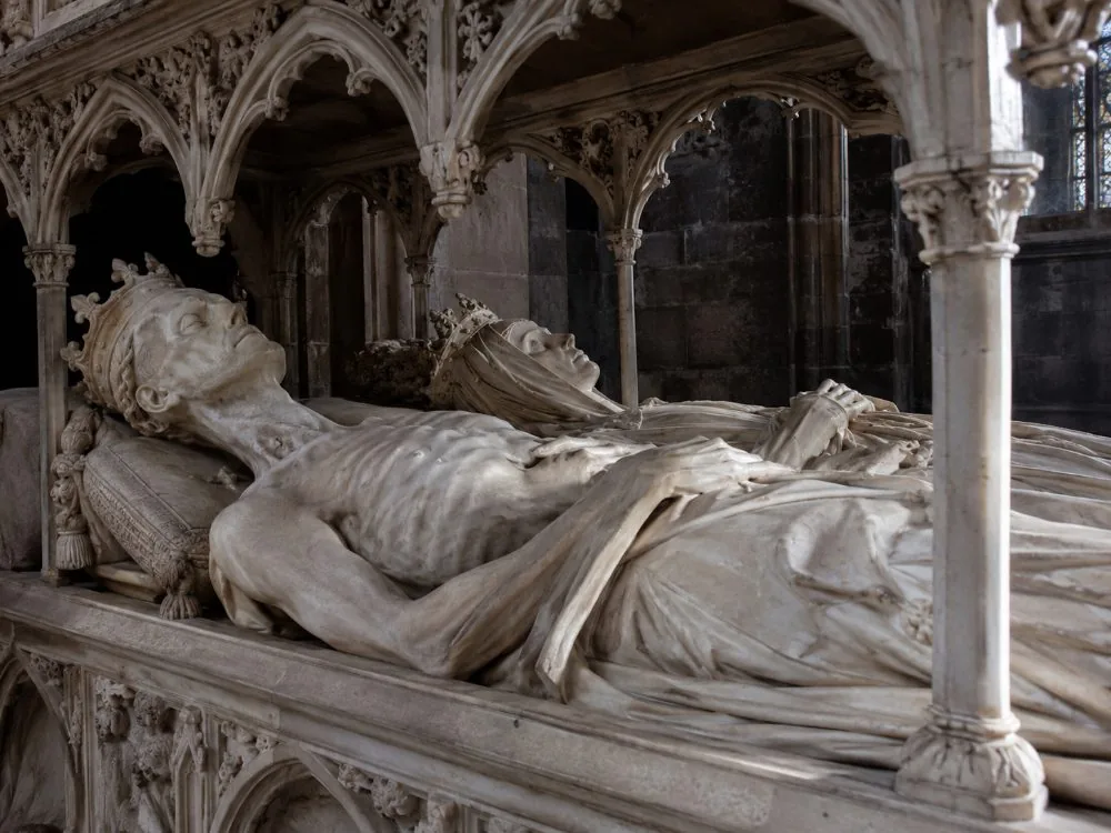 Transi-Skulptur unter der bekleideten Liegefigur des Grabmals von Louis XII und Anne de Bretagne